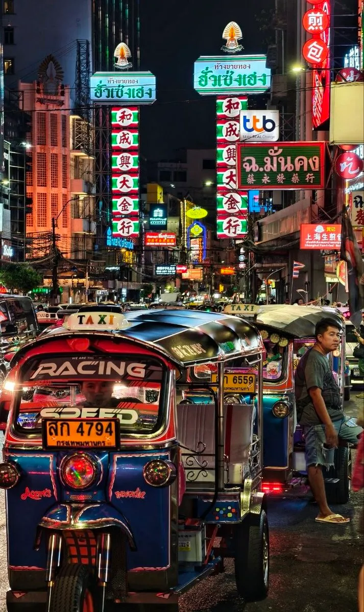 Bangkok Chinatown bei Nacht – Tuk-Tuks und Neon
