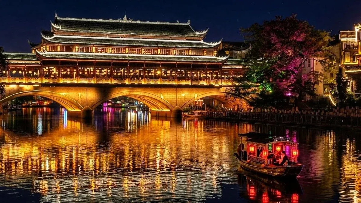 Boote bei Nacht in Fenghuang