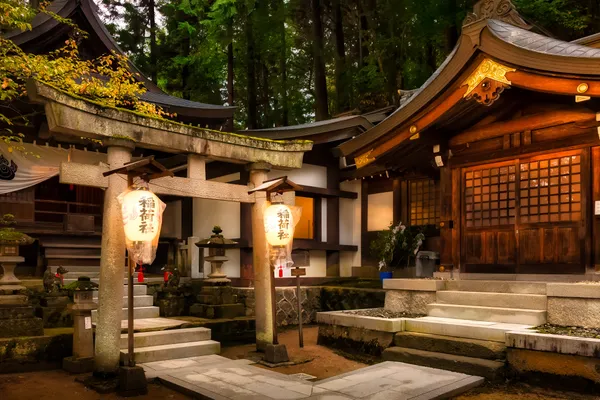 Schrein-Eingang mit Laternen