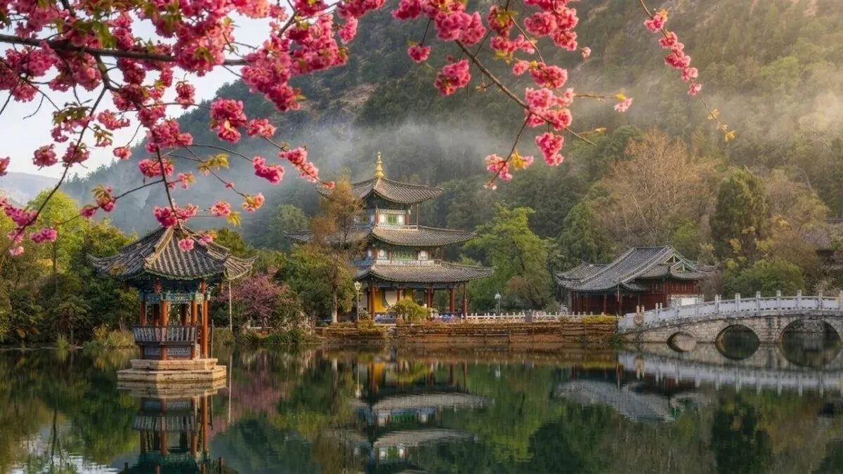 Marmorbrücke und Pavillon vor dem schneebedeckten Jade Dragon Snow Mountain