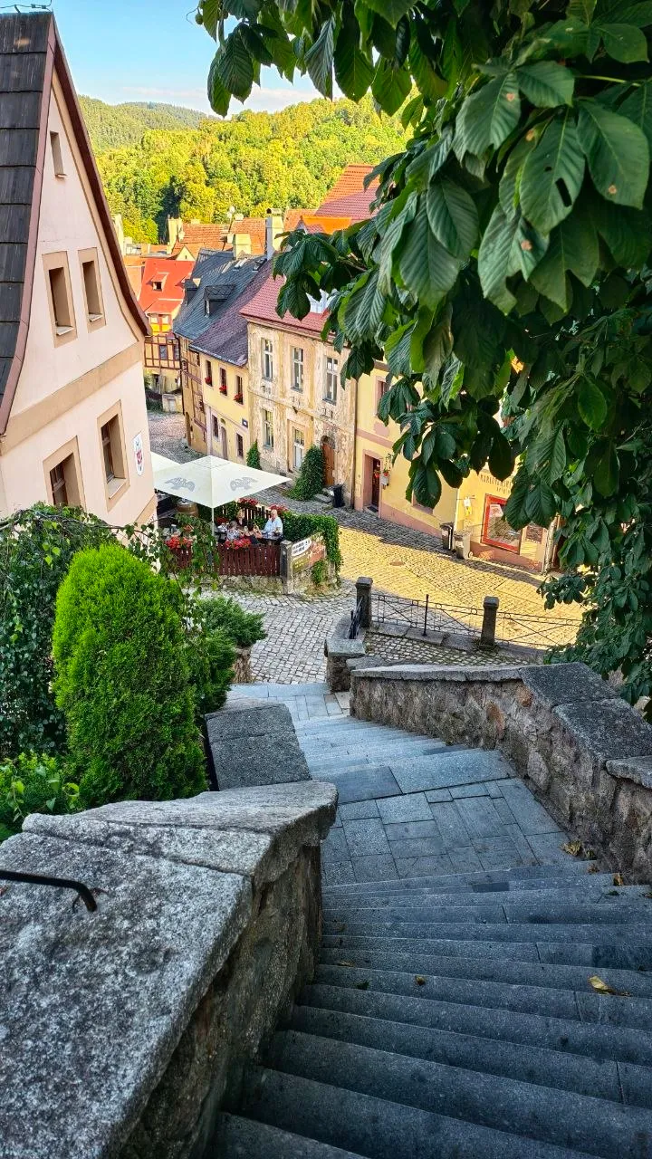 Steinerne Treppe hinab in eine Gasse der Loketer Altstadt