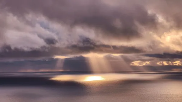 Lichtspiele über dem Meer