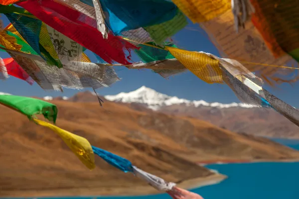 Gebetsfahnen vor dem Berg | Tibet