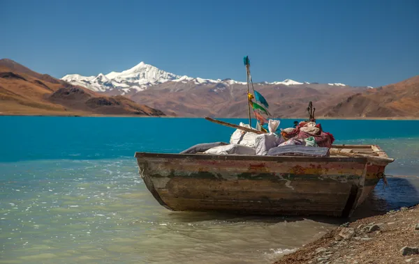 Boot am Seeufer | Tibet