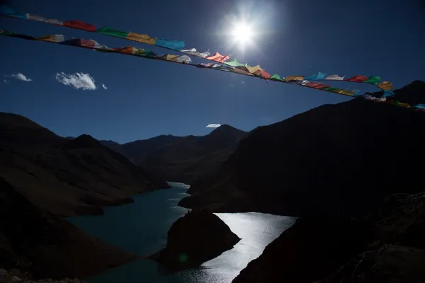 Gebetsfahnen im Gegenlicht | Tibet