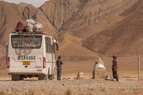 Reisebus in den Bergen | Tibet