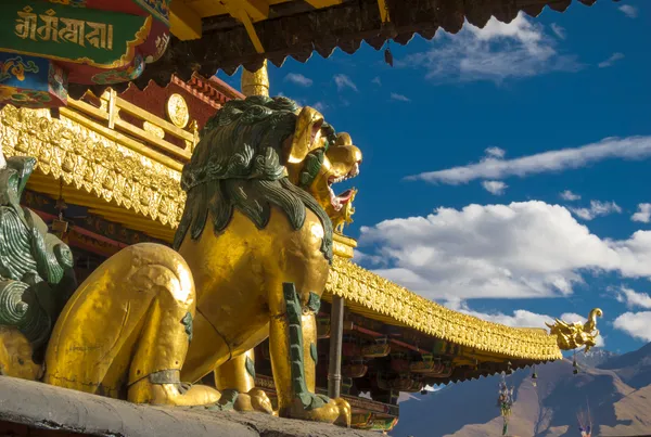 Goldener Löwe am Tempel | Tibet